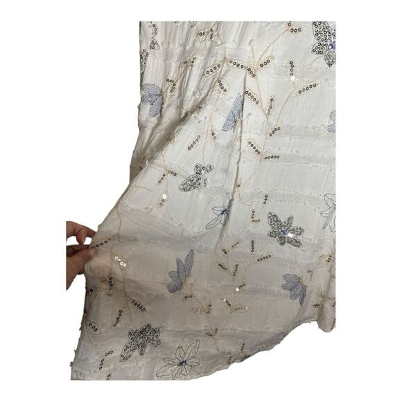 Yushi white tunic embroidered flowered top with sequence Top w/frayed edges - Picture 8 of 11